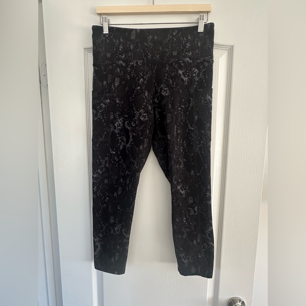 Tuff Athletics 3/4 Length Leggings Black Snakeskin Size L